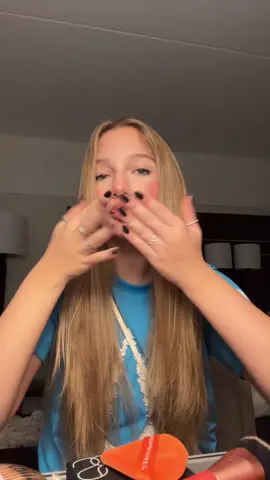 A post by @sofia.schaadt on TikTok caption: grwm pro dia em nyc💞💞 @Aerotur For Teen 
