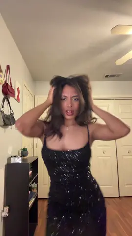 A post by @itsauraaaa on TikTok caption: en mi cuarto soy feliz ok