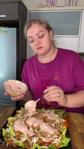 A post by @viki_iwa on TikTok caption: Здоровая тарелка 🍽️ очень быстро 💨 сытно и вкусно 🤤  Больше вкусных рецептов на ТГК Ссылка в шапке профиля  #здороваятарелка#полезныйсалат#чтонаужин#салат#простыерецепты#домашняякухня#едатикток#рецептывики