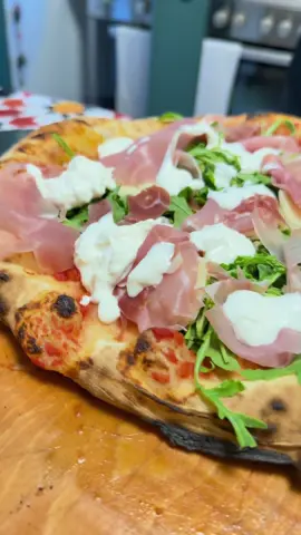 A post by @mammaculinaria on TikTok caption: Für die Biga (Vorteig) 1kg Pizzamehl  4gr Trockenhefe 450-500ml kaltes Wasser Grob zusammen rühren, bis das komplette Mehl befeuchtet ist. Es sollte kein loses Mehl mehr zu sehen sein. Hier muss der Teig weder glatt noch schön sein, einfach wirklich grob zusammen mischen. Luftdicht Schlüsselbund über Nacht in Kühldchrank.  Für den Teig: 1kg Pizzamehl die ganze Biga 900ml sehr kaltes Wasser 50gr Salz Etwas Olivenöl Was mir aus tollpatschigen Gründen nicht gelungen ist, ist der Part mit dem Salz. Das Salz gebe ich immer dazu wenn ich den letzten Schluck Wasser zum Teig gebe, also ziemlich zum Schluss. Alles Weitere habe ich im Video erklärt.  alle Utensilien und Werkzeuge zum Pizza backen wie auch alle Lebensmittel rund um gute Pizza, findet ihr bei Waldis Pizza im Onlineshop. Wenn er die Investitionen mit einem Pizzaofen mit Stein nicht machen wollt, könnt ihr diesen Teig genauso gut im Haus Hals Ofen backen. Dabei immer die maximale Hitze wählen, die der Ofen bietet und die Pizza im Blech dann direkt auf den Boden legen. Ohne Rost. Funktion bei ober und Unterhitze und die Pizza so lange auf den Boden lassen, bis der Boden eine schöne Farbe hat. Da die Temperatur nicht so hoch ist. Im Ofen braucht sie logischerweise länger und bleibt somit oben saftig, wenn er sie am Boden backt. Um die Röster Oehmchen zu bekommen, empfehle ich euch mit einem Bunsenbrenner die Ränder etwas anzugucken. Dann sieht sie nicht nur schöner aus, sondern schmeckt auch besser. Aber wer ein kleiner Pizzafreak ist, kommt um einen guten Pizzaofen nicht drum. Markiert mich in euren Videos, wenn ihr diesen Teig zu Hause bei euch macht und sag mir gerne bescheid, wie es euch geschmeckt hat ❤️ #fy#mammaculinaria#oizza#napoli#foodporn#easyrecipe#foodtok#viralvideo#xyzabc#italianfood#howto#diy#homemade#yummyfood 