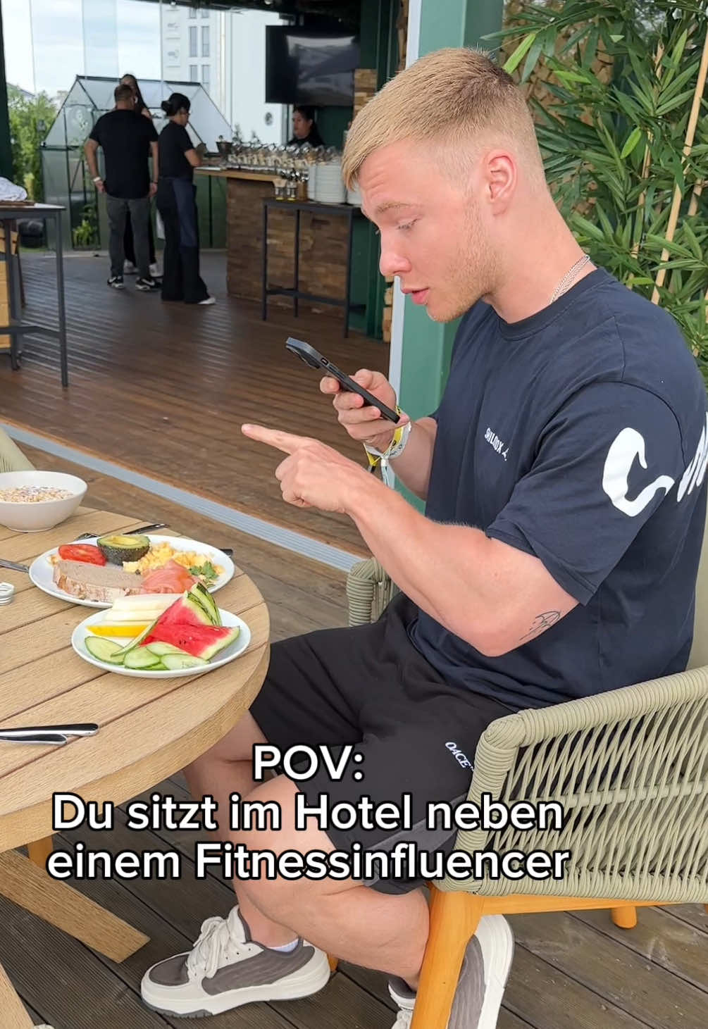 A post by @thegeneticone on TikTok caption: Fitnessinfluencer wenn sie unbeobachtet sind #fitness #bodybuilding #gemüse #gesund #fitnessinfluencer #pumpen 