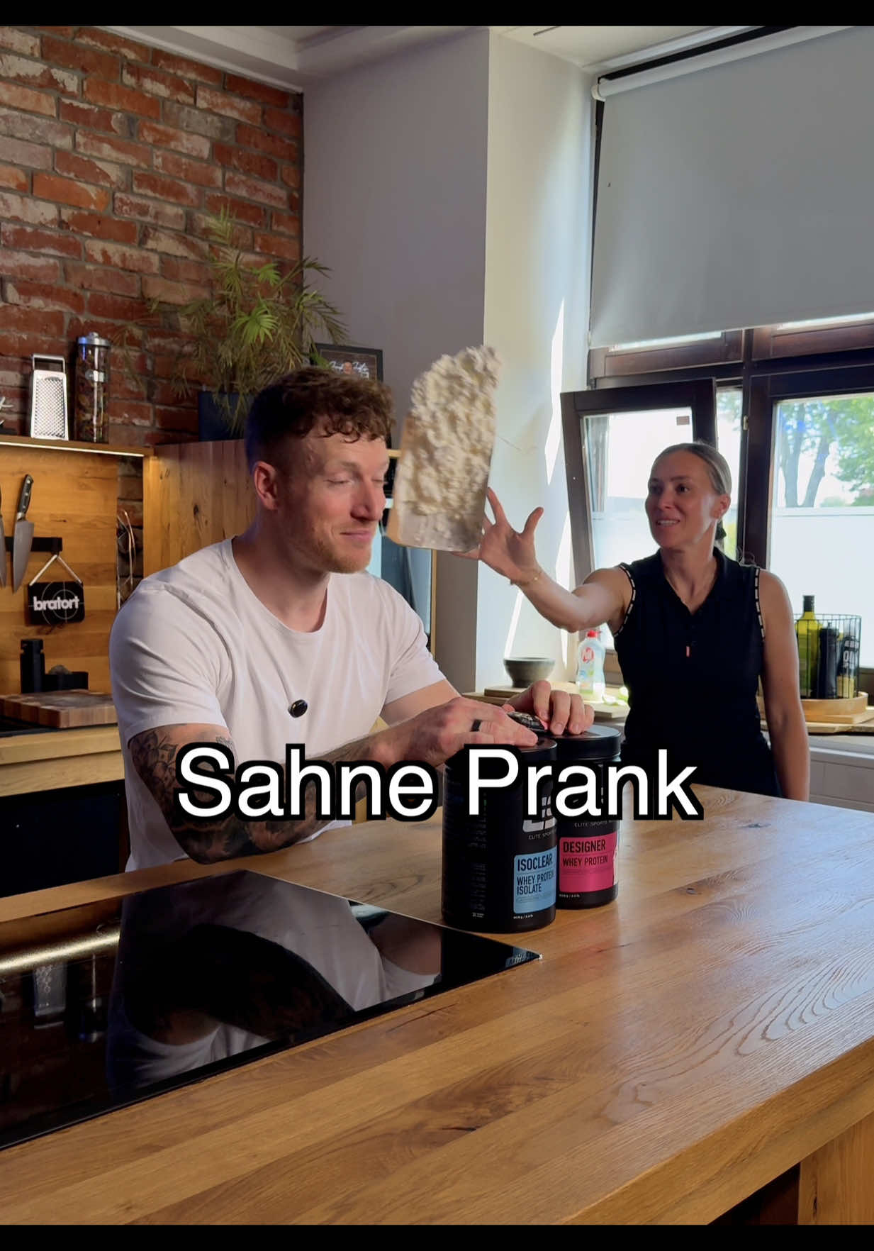 A post by @schmaleschulter on TikTok caption: Wer glaubt auch, dass es Rasierschaum war?🤔 Anzeige #highprotein #muskelaufbau #diät #abnehmen 