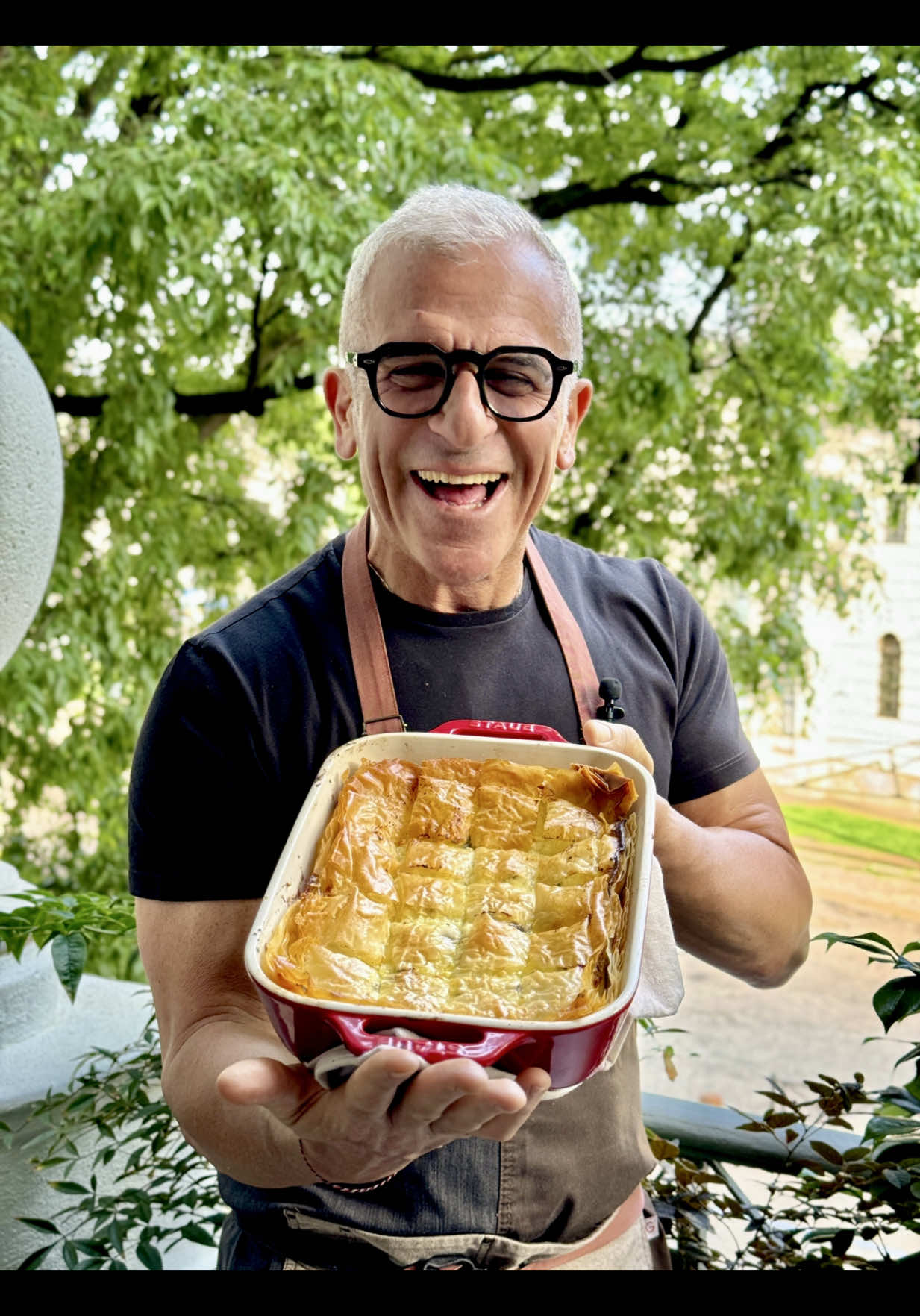 A post by @chefmaxmariola on TikTok caption: Lo so… con ’sto caldo accendere il forno è quasi un atto de coraggio! 😅🔥 Ma se proprio lo accendo… dev’essere per un dolce che spacca: veloce, sano e da leccasse i baffi! 😋 Oggi vi faccio questa versione dolce del Byrek, tipico piatto dei Balcani: croccante fuori, cremoso dentro… e con pochi ingredienti che magari c’avete già in frigo. Zero sbatti, zero sensi de colpa. E sì, pure col forno acceso… ne vale la pena! 👉 Ma dite la verità: d’estate il forno lo accendete… o lo guardate come fosse un termosifone? 😂 #birek #chefmaxmariola #maxmariolacucinapervoi #thesoundoflove #maxmariola