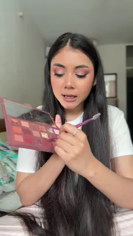 A post by @noureenafrosepiya22 on TikTok caption: Lipliner Hack ❤️ Eyeshadow: @Huda Beauty 
