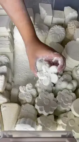 A post by @reeves.asmr on TikTok caption: #gymchalkasmr #reevesasmr #fyp #asmr #gymchalk 