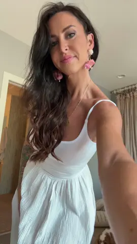 A post by @anitafitmomtv on TikTok caption: When a man in his mid 20s try’s to kick it to me.. #dating #relatable #silly 