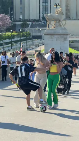 A post by @tonyczh on TikTok caption: La fin😍 @ALEX 🤍  @loca.locaa__ 