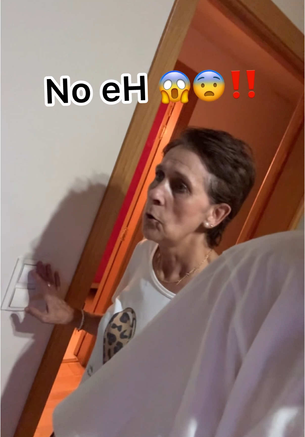 A post by @jorgecyrus on TikTok caption: ALGÚN VETERINARIO EN LA SALA? 😹