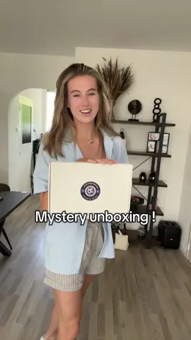 A post by @lotte.sj on TikTok caption: @mysteryshirt4you Zo ontzettend blij mee! Mijn vriend is helemaal jaloers 😎 #voetbal #voetbaltok #mystery #mysterybox #voetbalshirt #mysteryshirt4you #BrilhaSemMedoEstácio 