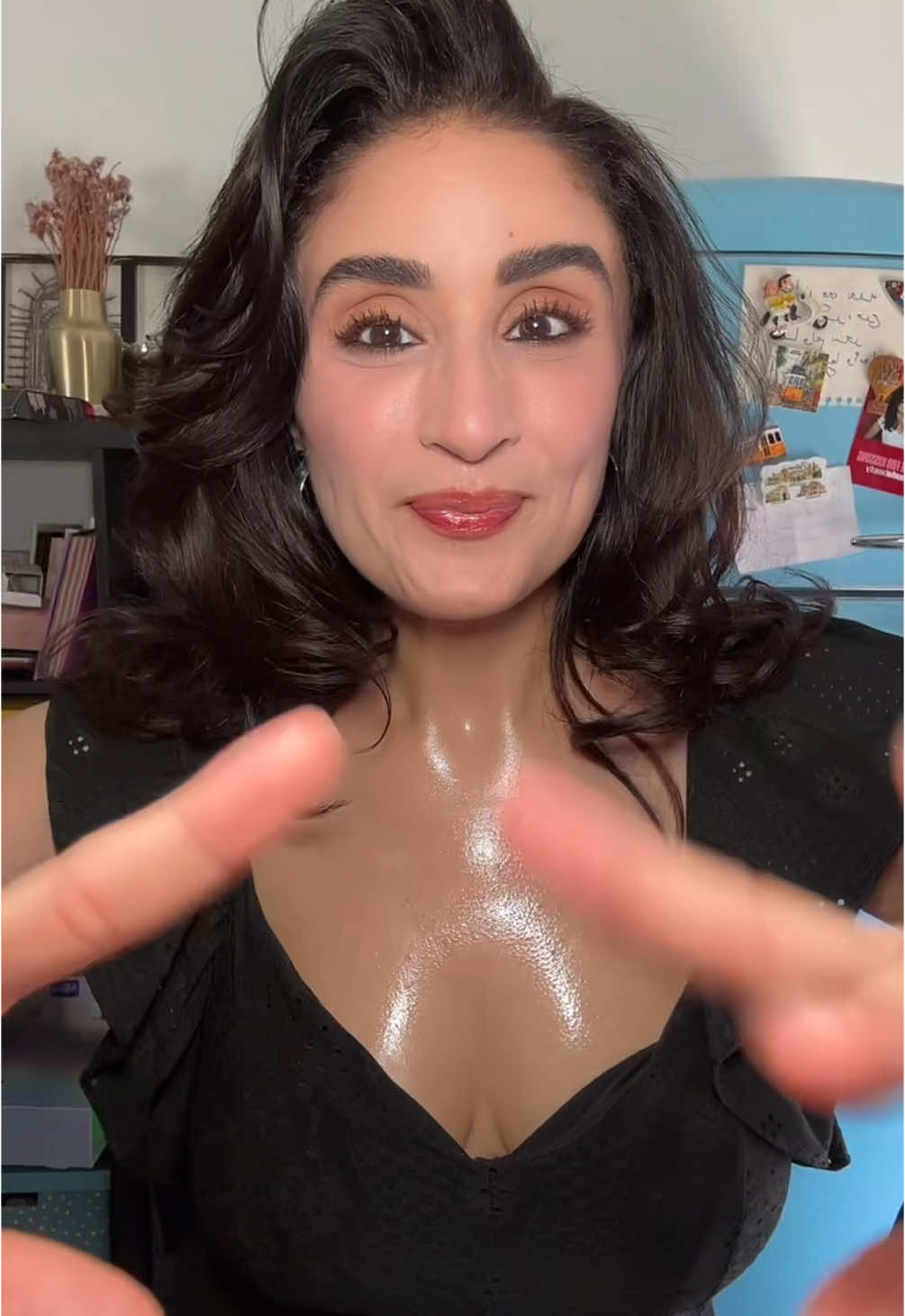 A post by @nejlaa_belh on TikTok caption: Les mariages congolais sont ON TOP !  Qu’en pensez-vous de mon makeup et du mariage mes petites gazelles ? 🩷🩷🩷 #cleangirl #cleangirlmakeup #makeup #beauty #haileybieber #weddingday 