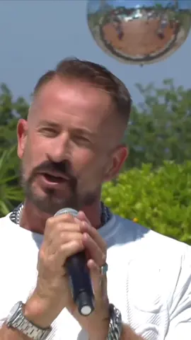 A post by @schlagerfueralle on TikTok caption: Traumhafter Auftritt von Leonard beim Fernsehgarten 🥰🙌 #leonard #schlager #fernsehgarten #newmusic 