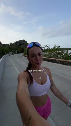A post by @alaiadiary on TikTok caption: on passe plus de temps à se mettre la pression qu’à vraiment vivre le moment ❤️‍🩹 à vouloir faire bien, faire vite, faire comme “tout le monde”… on fini par s’y perdre. n’oublie pas que tu cours pour toi avant tout 🏃🏻‍♀️⭐️ #debutante #running #courseapied #runnergirl 