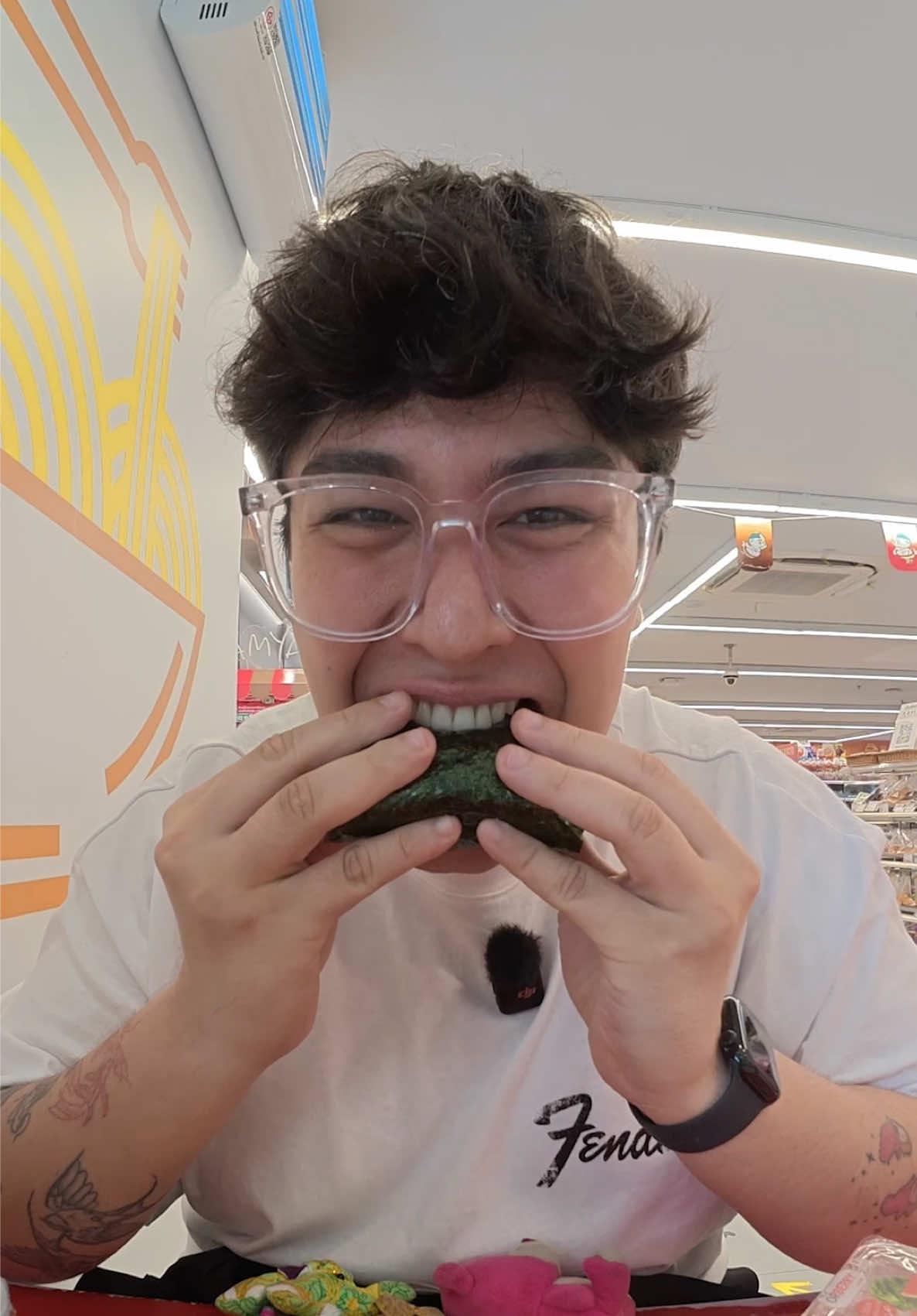 A post by @haru on TikTok caption: café da manhã na conveniência da Tailândia🇹🇭 #provandocomidas #provando #mukbang #bangkok #tailandia #thaifood 