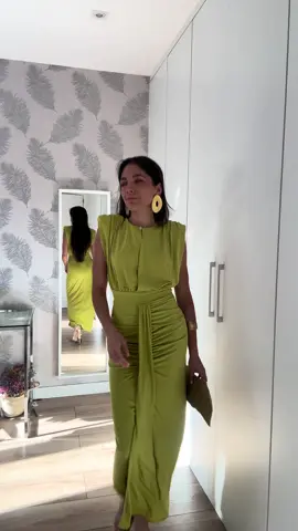 A post by @beticidd on TikTok caption: idea vestido de invitada:))💚@Cayro Shop #fyp #invitada #parati #Viral #lentejas 