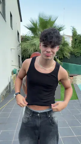 A post by @alvaritobarras on TikTok caption: Quien hay detras? @arigeli 