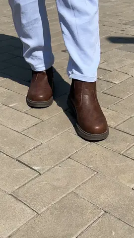 A post by @berdievgabinii on TikTok caption: #tiktokshop #dealsforyoudays #shoes #menshoes #safetyshoes 