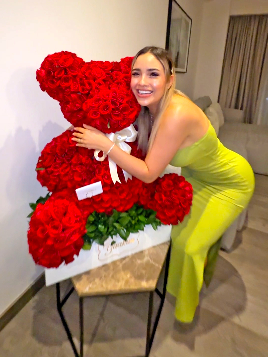 A post by @hotspanishmx on TikTok caption: Mi esposa pensó que olvidé nuestro aniversario #parati #fyp #hotspanish
