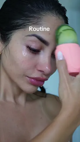 A post by @missalessandraleon on TikTok caption: #routine #SkinCare #skincareroutine #lymphaticdrainage #routines✨ #glow #glowup #glowingskin #ice #icefacial #iceroller 