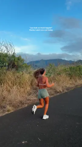 A post by @zoe_davis on TikTok caption: running makes me so ☺️☺️☺️☺️(fit:@DFYNEcode ZOE)