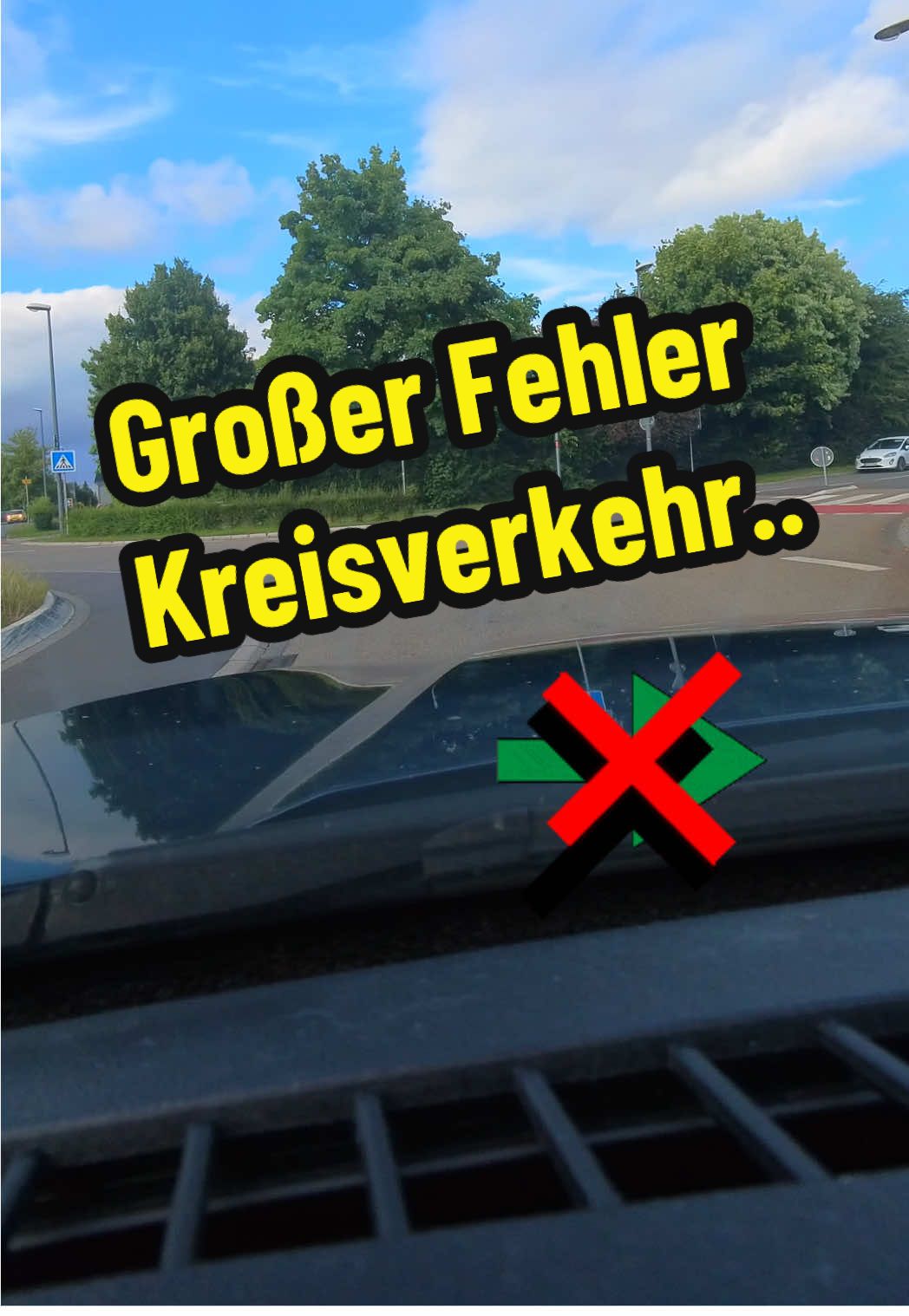 A post by @verkehrsguru_official on TikTok caption: So durch fährst du einen Kreisverkehr richtig. Auch wenn du dich mal verfahren hast und einmal im Kreisverkehr eine Runde fahren musst, ändert sich an den Regeln nichts #theorieprüfung #lernen #fahrprüfung #tipps #kreisverkehr #autofahren #theorie 