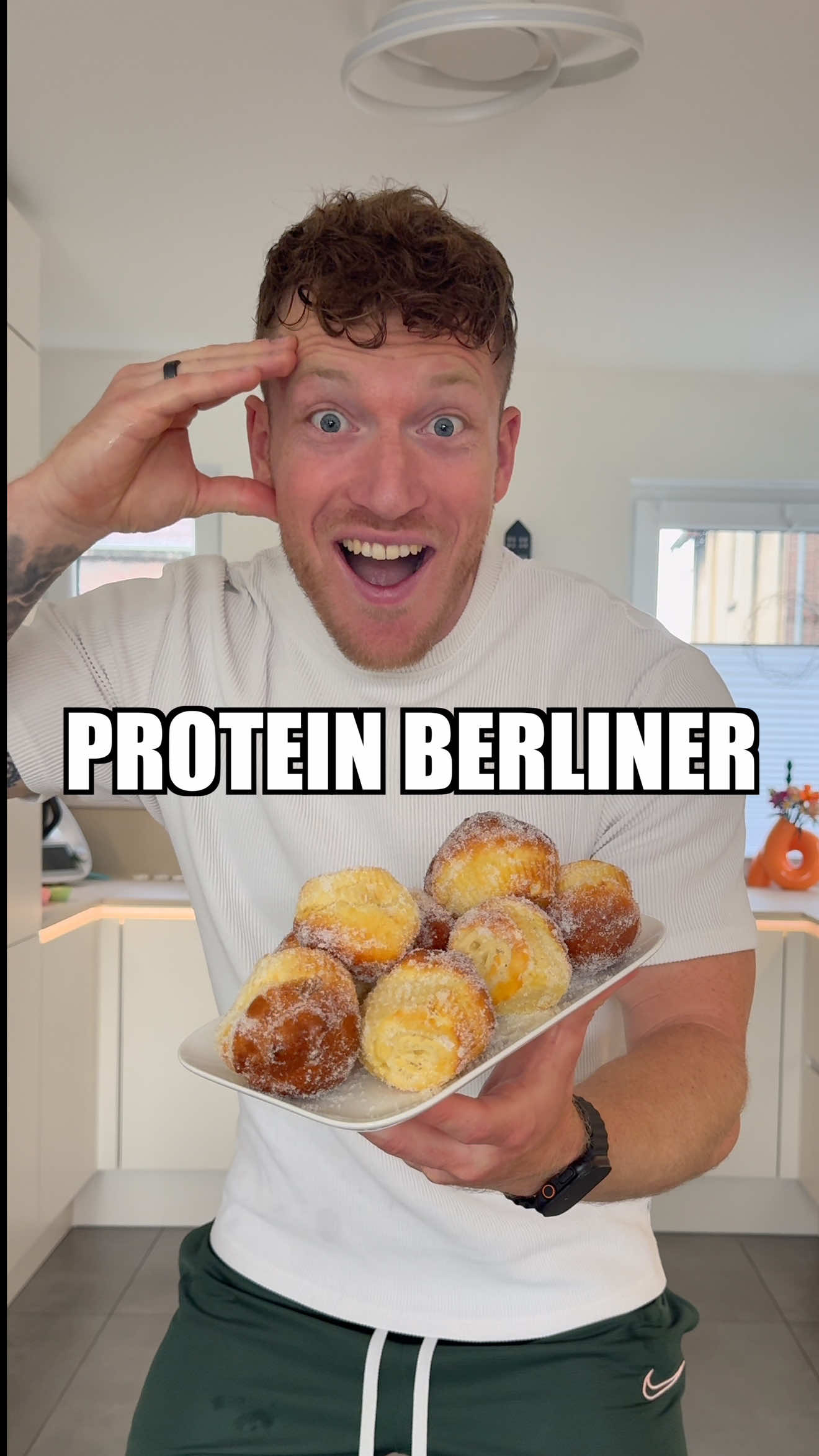A post by @schmaleschulter on TikTok caption: Protein Berliner zum Frühstück! 😍 Alle Zutaten + Nährwerte hier in der Beschreibung👇🏽 -250g Magerquark  -250g Mehl  -2 Pack Vanillezucker  -1 Pack Backpulver  -1 EL  -2 Eier  -Etwa Margarine zum Einpinseln -Zucker/ Erythrit Mischung zum Bestreuen  Zubereitung:  10-12 Minuten bei 180 Grad in den Airfryer. Entweder in Muffinförmchen oder den Korb mit Backpapier auslegen und nach der Hälfte der Zeit alle Bällchen wenden.  Nährwerte: 1 von 10 Portionen  136 Kcal 7g Protein  22g Kh 2g Fett #highprotein #berliner #quarkbällchen #abnehmen
