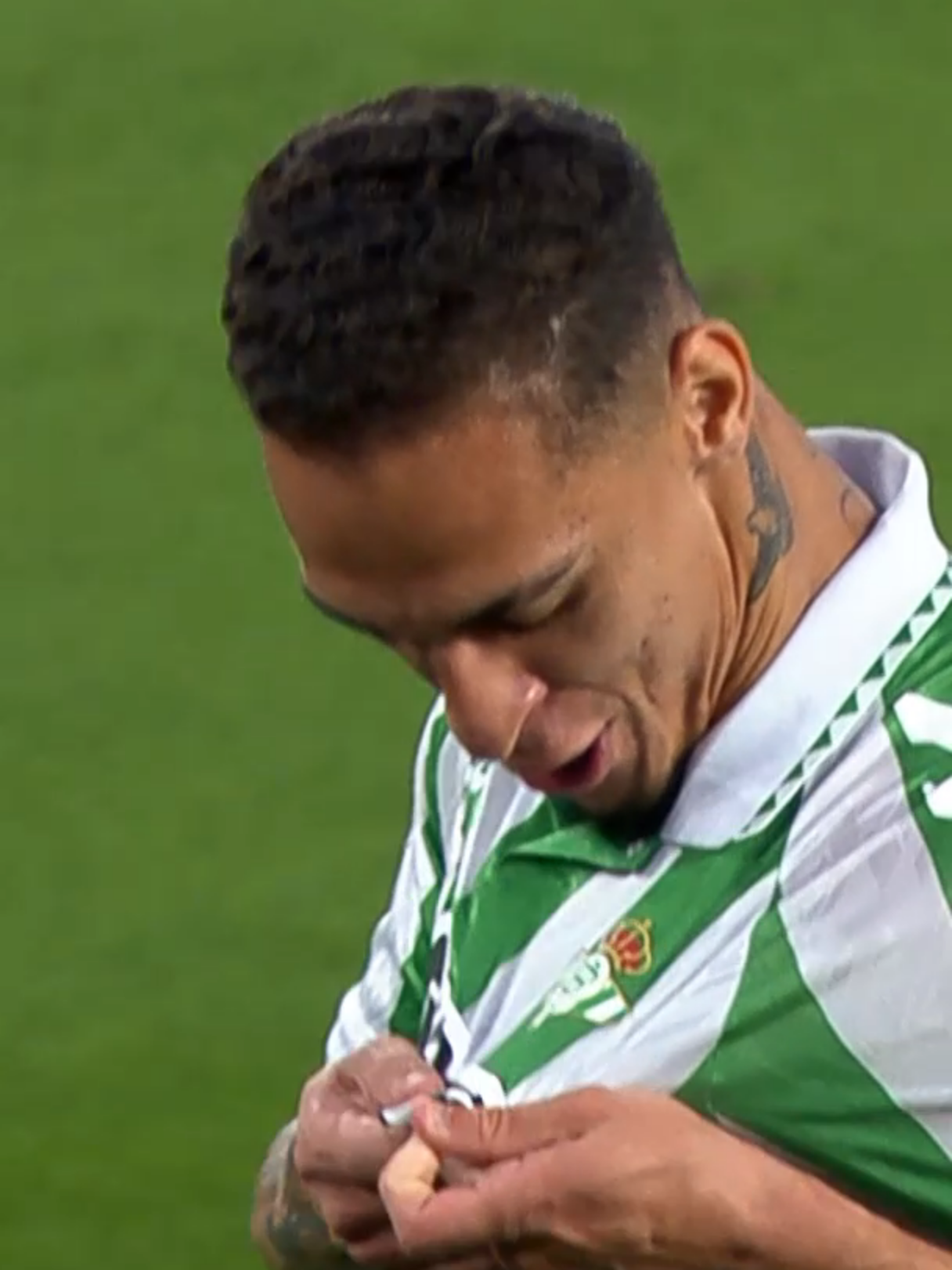 A post by @laliga on TikTok caption: 💚✨🤍 𝐀𝐍𝐓𝐎𝐍𝐈𝐎 𝐈 𝐃𝐄 𝐓𝐑𝐈𝐀𝐍𝐀. #Antony #RealBetis #LALIGA #LALIGAEASPORTS #LALIGAHighlights #DeportesEnTikTok