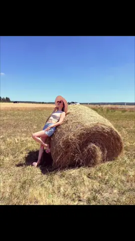 A post by @valeriaroman1996 on TikTok caption: #хочуврекомендацииплизз #paris #rasaritdesoare 🌞