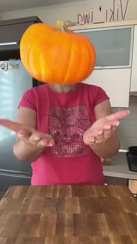 A post by @viki_iwa on TikTok caption: Я не знала,что тыква 🎃 может быть такой вкусной 😱 #чтонаобед#тыква#макароны#соусизтыквв#food#вкусныерецепты#домашняяеда Ингредиенты  Тыква 500 г  Одна луковица 🧅  Болгарский перец 🫑  Головка чеснока 🧄  Столовая ложка томатной пасты 50 г пармезана 250 мл сливок 30% Оливковое масло Соль и перец по вкусу Красная паприка Макароны 400 г Сухой жареный лук Бекон или колбаса  А больше вкусных рецептов на моем телеграмм канале Ссылка в шапке профиля 