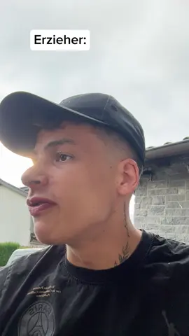A post by @justinklck on TikTok caption: Weil es so schön ist 🤓 #fyp#spaß#funny#viral#baustelle#geselle#2beine2steine#Handwerk#humor#witzig#azubi  