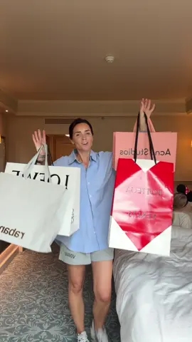 A post by @mademoisellesoph on TikTok caption: Tout est une question d’équilibre 😂🫶 #haul #shoppinghaul #momof3 