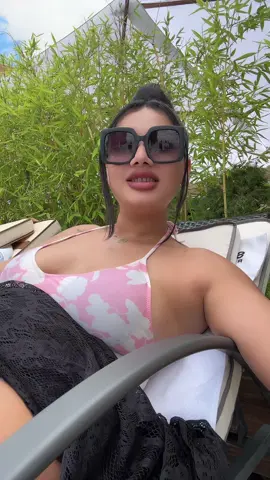 A post by @aclmmmmm on TikTok caption: Mi am trântit mare coc la melodia asta 😂😂