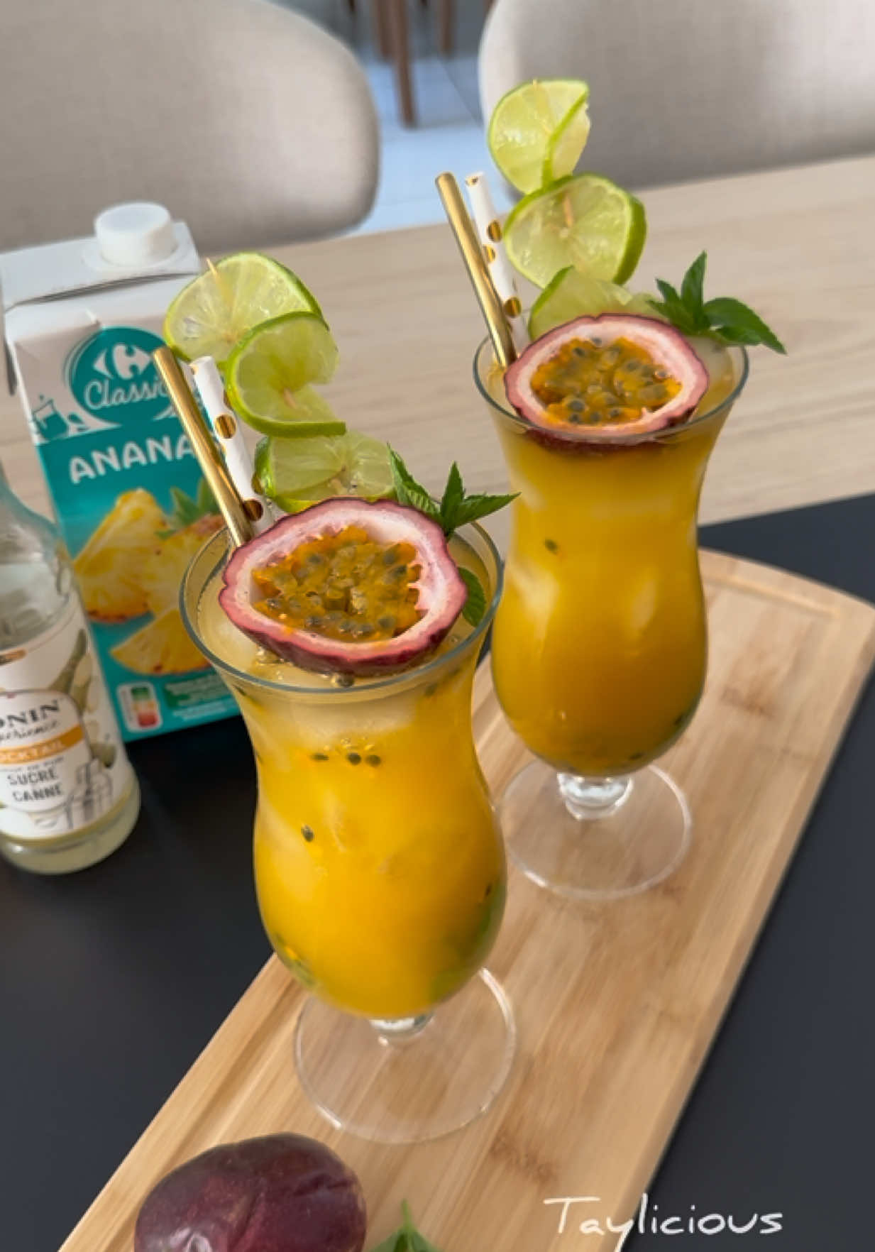 A post by @tay_liicious on TikTok caption: Cocktail Fruits de la Passion ❤️‍🔥  Ingrédients :  Fruits de la passion Feuilles de menthe Sirop de sucre de canne Jus d’ananas 🍍  Jus de fruits de la passion Glaçons 🧊 1. Dans chaque verre, déposer la moitié d’un fruit de la passion. Ajouter quelques feuilles de menthe et un petit filet de sirop de sucre de canne 2. Écraser le tout à l’aide d’un pilon 3. Ajouter quelques glaçons 🧊  4. Verser du jus d’ananas. Terminer par du jus de fruits de la passion 5. Mélanger légèrement et servir bien frais 🥵 #cocktail #ideecocktail #passion #fruitdelapassion #ananas #chaleur #canicule #tayliicious #boisson 