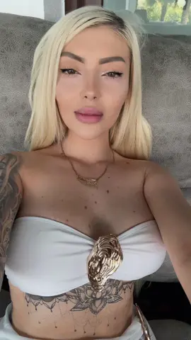 A post by @roxana.florentinaa on TikTok caption: 🤍