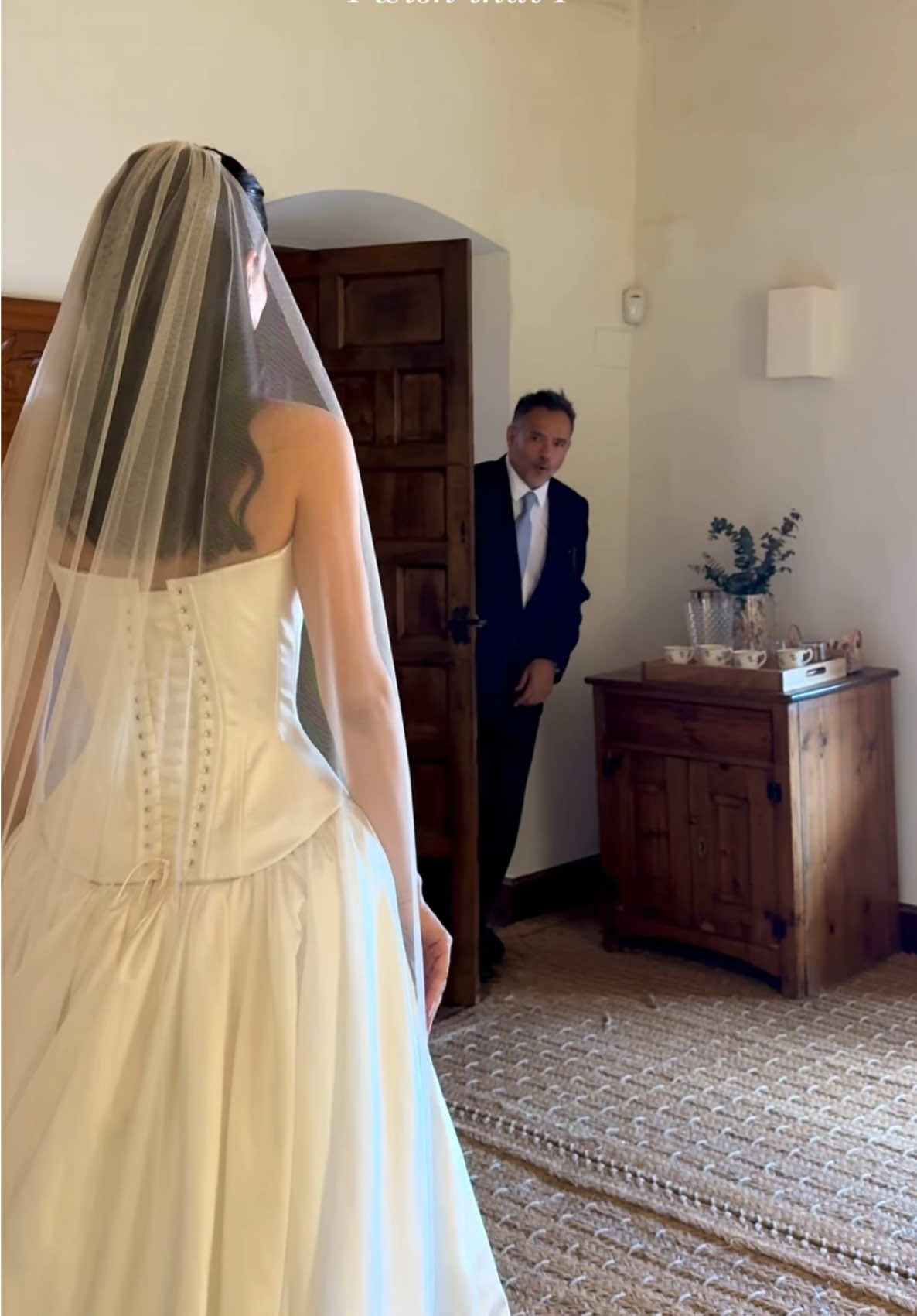 A post by @aliciarev on TikTok caption: gracias por caminar a mi lado ese día y siempre, papa🫂  @Esther Recuerda really froze ✨the picture✨  #weddingdress #wedding 