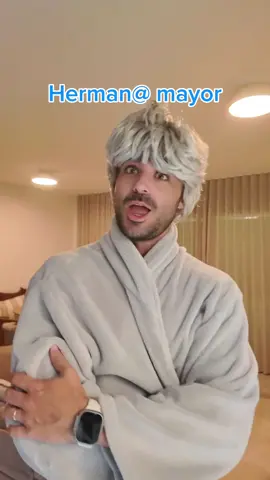 A post by @nachter on TikTok caption: PUBLl. Ya sabemos quién es el favorito en casa... ✨  A mi hermano le han regalado el colchón Nature de @Hukla Germany 🛏 de 100% látex natural, 9 zonas de descanso y masaje lumbar 😌, yo duermo en la cama de mi bisabuelo 👴 #HuklaGermany #DescansoConHukla #ColchónLátex