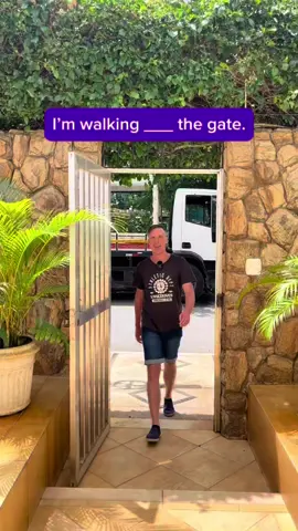 A post by @english.bay on TikTok caption: Preposições & Advérbios em inglês 🚶‍♂️ #vocabulario #inglesbrasil #inglesonline #prepositions
