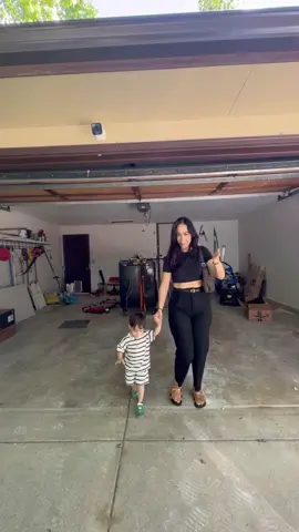 A post by @mireyadelatorre12 on TikTok caption: Hoy tocó día de doñitas con Ale terminó corriéndome de su casa 🥗🛍️ #Amigas #Diversión #Risas