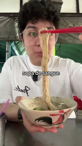 A post by @haru on TikTok caption: Provando sopa de sangue de porco na Tailândia🇹🇭 #provando #provandocomidas #mukbang #bangkok #tailandia #thailand #thaifood 