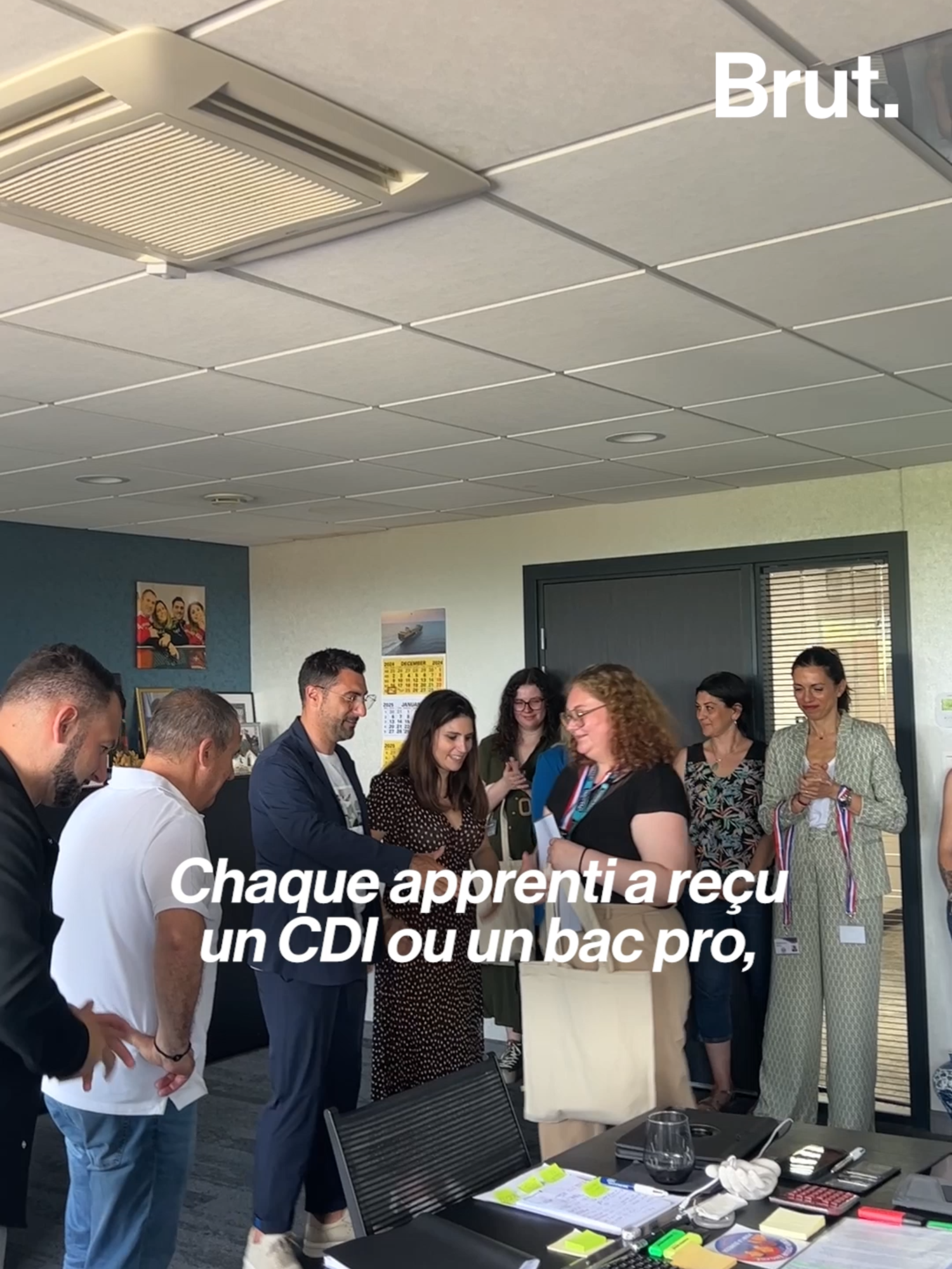 A post by @brutofficiel on TikTok caption: Elle, c’est Séléna et elle fait partie des sept gagnants du challenge Meilleur apprenti de France, organisé par son entreprise Chaussea. Pour les féliciter, ils ont été invités au siège social le temps d’une journée. Petit déjeuner, studio photo, remise des prix… On l'a suivie pendant cette journée. En partenariat avec @chaussea_officiel et @youngsjob