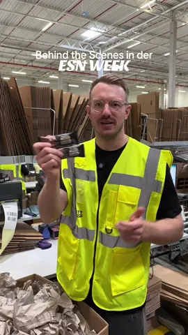 A post by @esncom on TikTok caption: Wie ein Tag in der ESN Week bei uns im Lager aussieht 📦 + kleine Überraschung am Ende! 