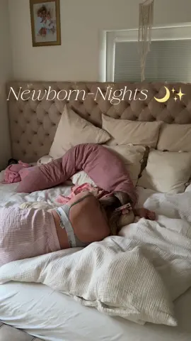 A post by @aliciasmumlife on TikTok caption: Die magischen Newborn-Nights 🌙✨ Er schläft wie ein Engel - aber ich gehe dieses Mal auch ganz anders an die Sache ran. Ich nehme die Nacht so, wie sie kommt. Diese war wirklich entspannt und ich kenne das von meinen beiden Mädels auch anders. Ganz egal, was für ein Kopf ich mir vorher mache, die Nacht wird dadurch nicht „einfacher“. Wenn man mit Gelassenheit an die Sache ran geht, dann spüren das auch die Babys. Ich genieße auch das nicht durchschlafen, ich bin dankbar, dass er sich meldet, wenn er Hunger hat. Sein kleiner Körper funktioniert so, wie er es soll. Das ist alles was zählt. ❤️ #aliciasmumlife #mamaleben #schwanger #geburt #fy #fyp #viral 