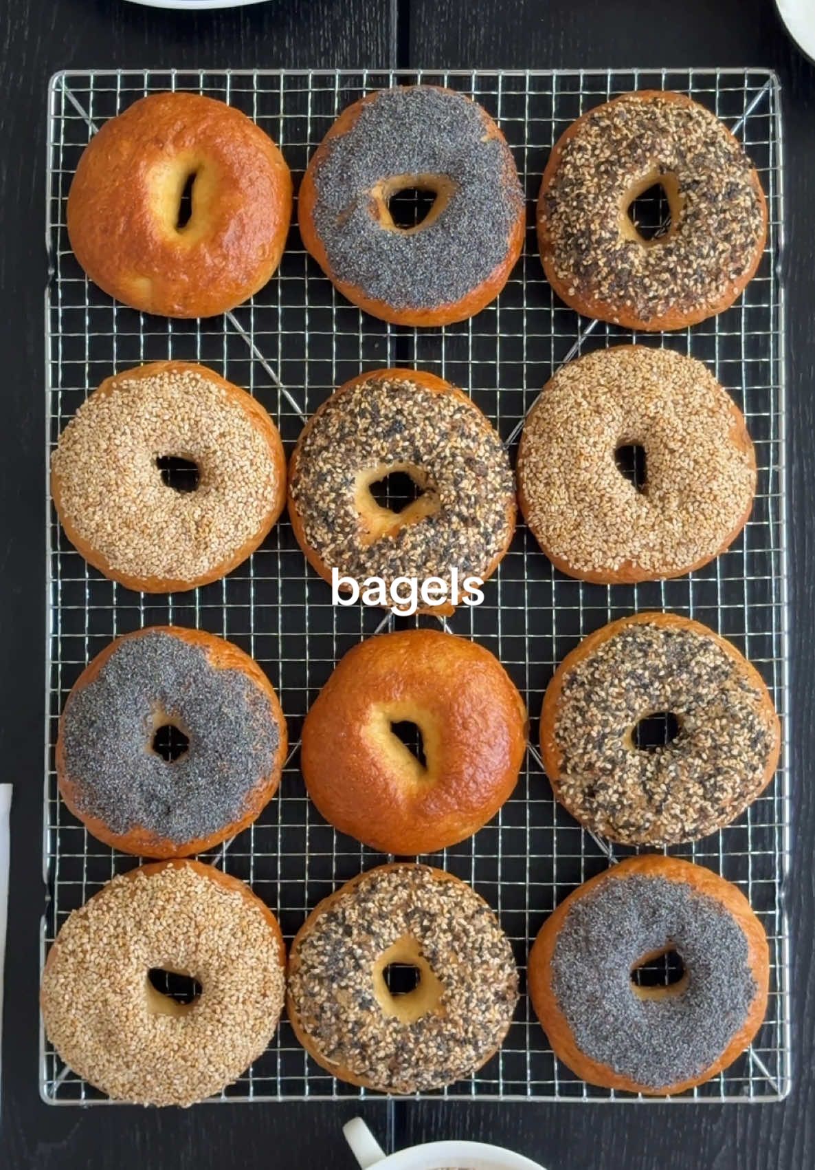 A post by @ivo_zinee on TikTok caption: Najmekši bagelsi koje ćete probati uz Gavrilović šunku u ovitku! / ad werbung RECEPT: 500g brašna 350ml vode 7g suhog kvasca 1.5 žlica šećera 1 žličica soli voda za kuhanje (2 žlice melase / meda i žličica sode bikarbone) @Gavrilovic Hrvatska šunka u ovitku jaje rajčica krem sir postupak detaljno opisan u videu.  #gavrilovic #bagels #bagel #ham #breakfast #food #recept #Recipe #hrvatska #bosna #berlin #germany #rezept 