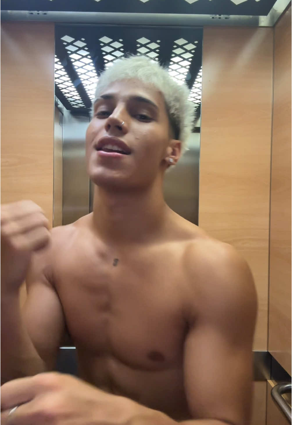 A post by @mllanoss_ on TikTok caption: que morenito que estoy yaaa