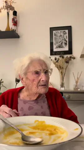 A post by @melouwlm on TikTok caption: Chez nous, la propreté… c’est presque une tradition familiale 😅 Mamie est maniaque, sa mère l’était aussi, et visiblement ça ne saute pas une génération ! #transmission #souvenirsdefamille #grandma 
