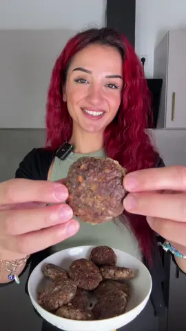 A post by @su_ice_ on TikTok caption: Kadinbudu Köfte 😋 Zutaten: 400gr Hackfleisch, 1-2 Zwiebel, 100-150gr gekochter KALTER Reis, 3 EL Weichweizengrieß (oder 1Ei), Salz, Pfeffer, Kreuzkümmel, Paprikapulver, etwas Chili, Olivenöl und Petersilie.  Für die Panade braucht Ihr zusätzlich Mehl und Ei 🫶 #Foodtiktok #foodie #easyrecipe #simplerecipe #rezept #köfte #yummy #homecooked 