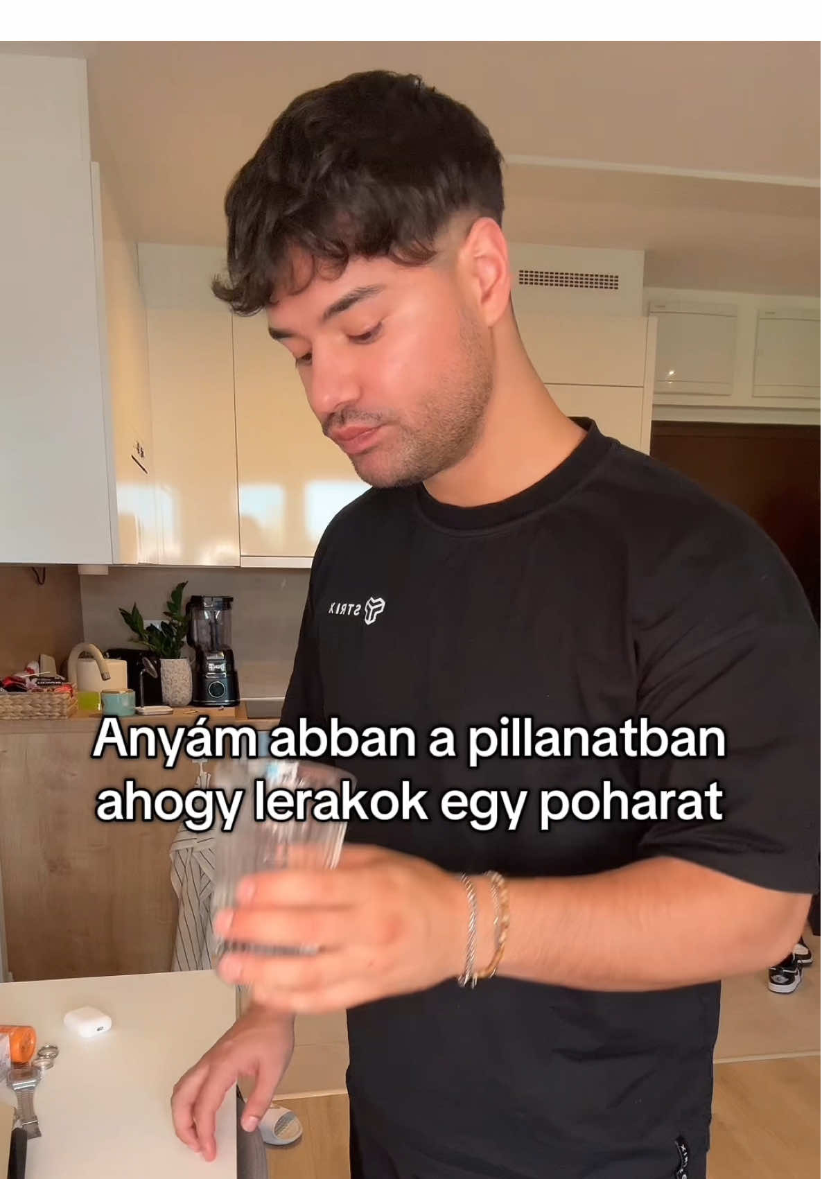 A post by @dordzscerencsingi on TikTok caption: nem lehet elől semmi ez a lakás egy katalógus #foryou #fyp #fpyシ #fyppp #nekedbelegyen #nekedbe #foryoupage #forupage #foryouba #anya #anyavsgyerek 