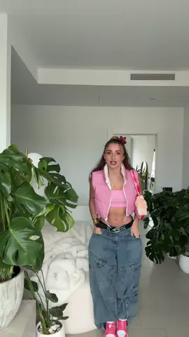 A post by @sofiamoreno_ on TikTok caption: No nos parecemos en na jajaj