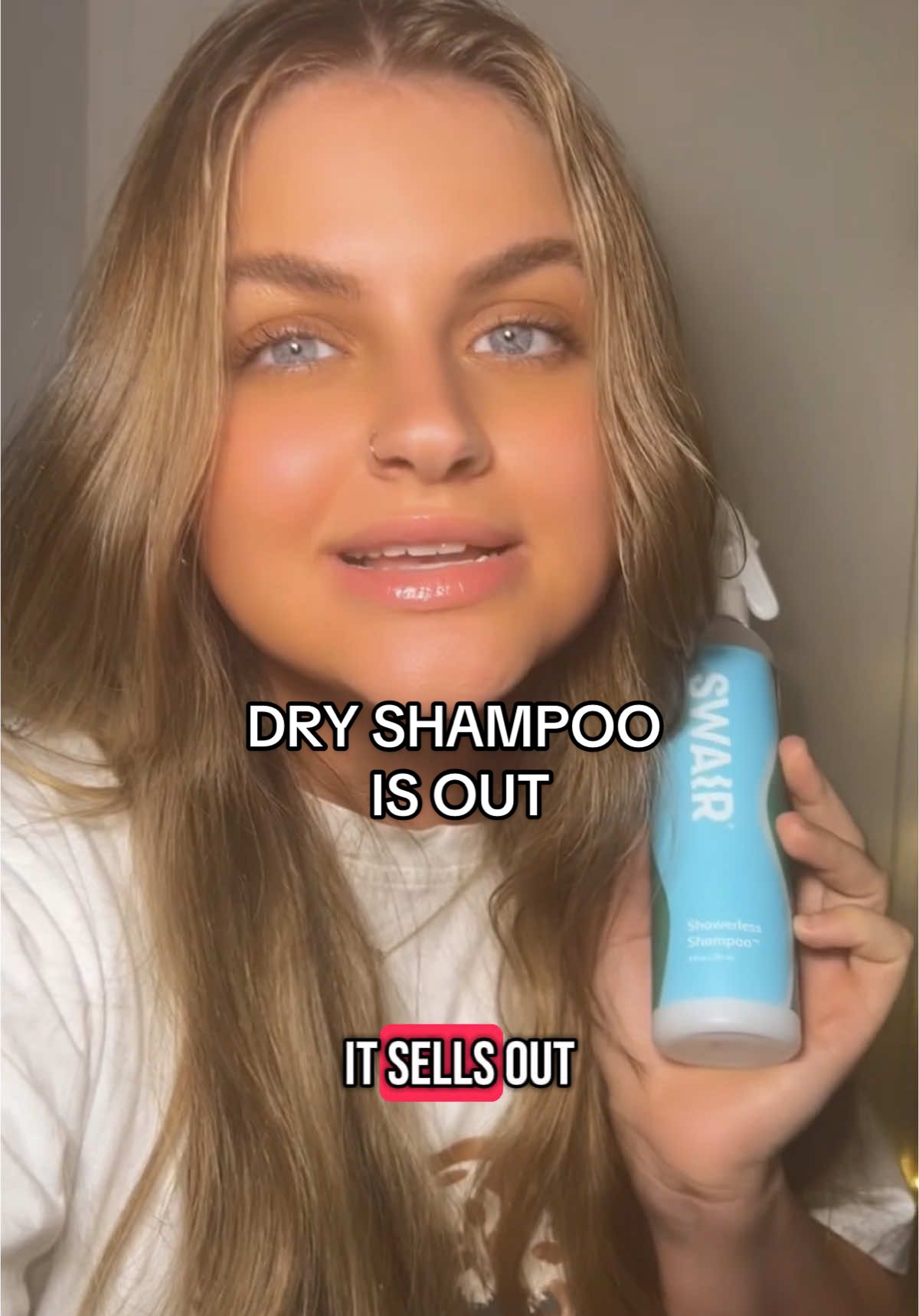A post by @xosaraahxo on TikTok caption: This is a staple in my bag always! You have you try this! #fyp #dryshampoo #showerlessshampoo #dryshampoohack #greasyhair #greasyhairtips #hairhack #hairhacksandtips 