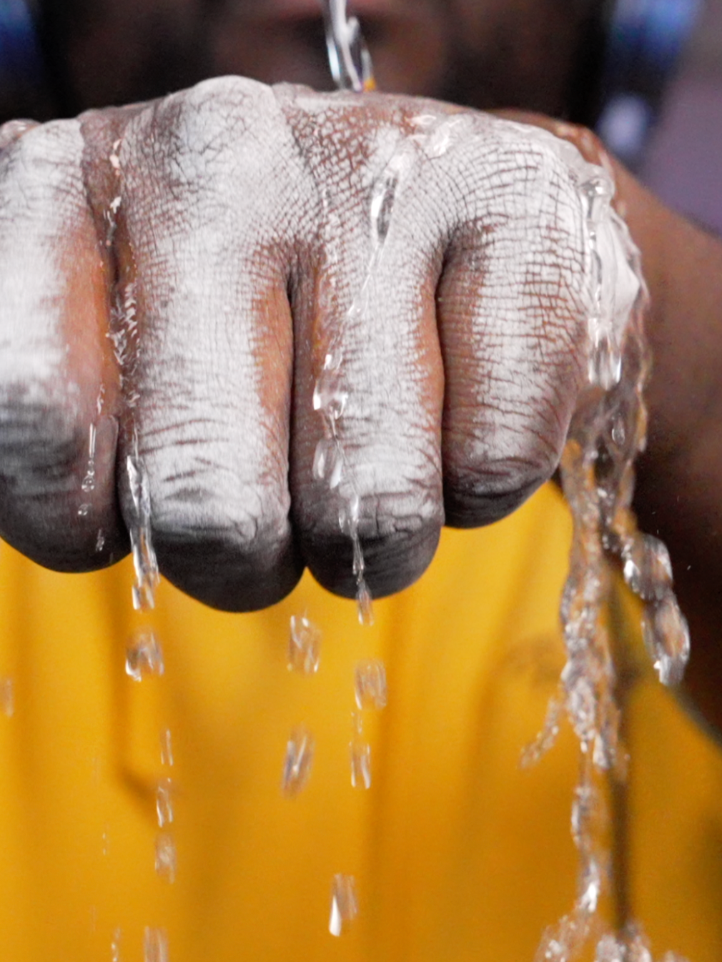 A post by @cozyivn on TikTok caption: #RAMFAM my hands are obviusly no this ashy and on the daily haha! But let's wash off the crust of today! #cozyivn #Satisfying