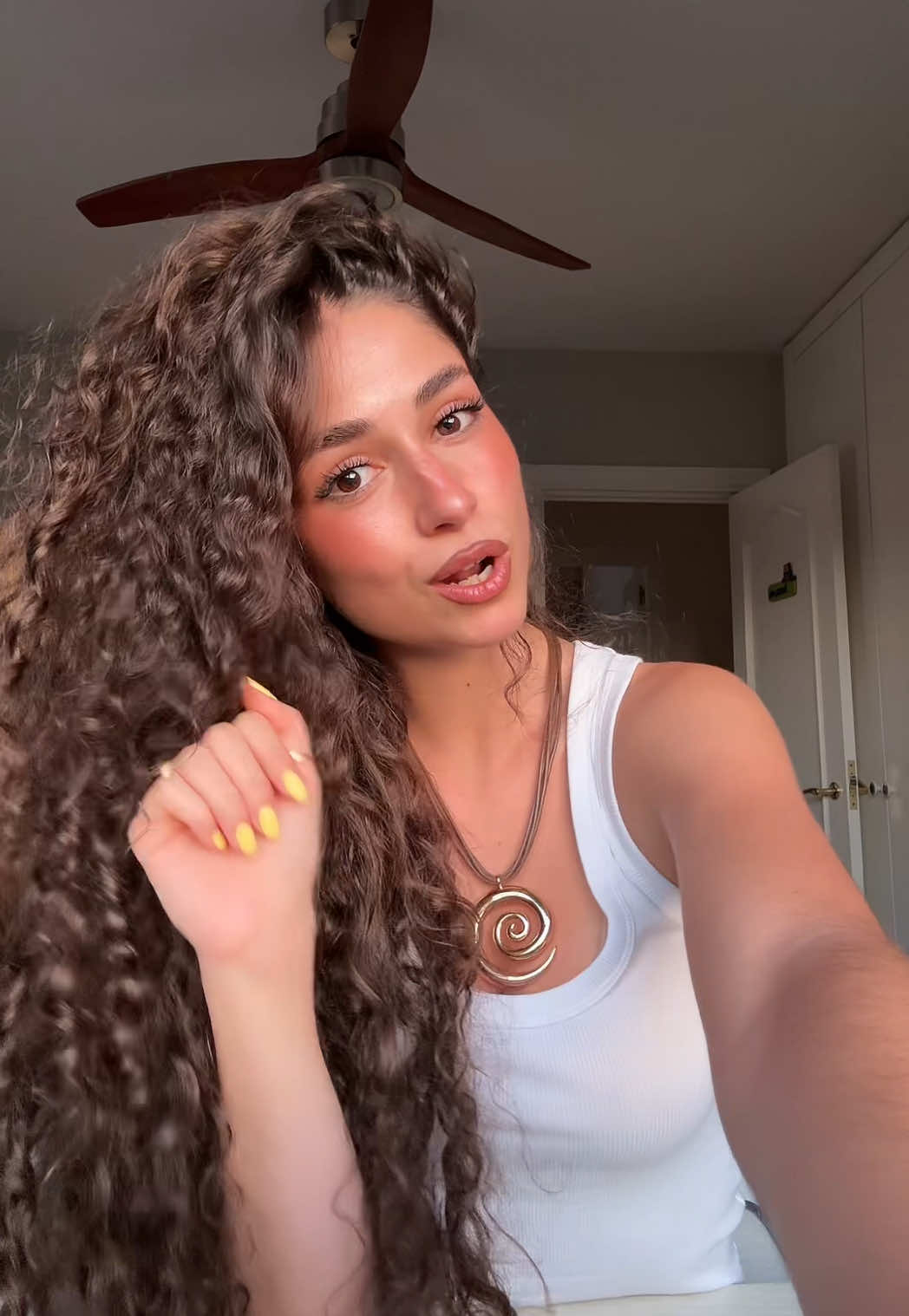 A post by @alejandrdiazz on TikTok caption: queeeeeeee pelo chicas